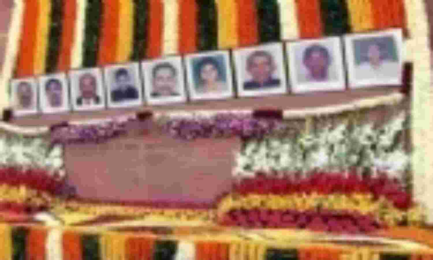 आतंकी हमले में शहीद हुए जवानों को प्रधानमंत्री सहित सभी सांसदो ने दी श्रद्धांजलि आतंकी हमले में शहीद हुए जवानों को प्रधानमंत्री सहित सभी सांसदो ने दी श्रद्धांजलि