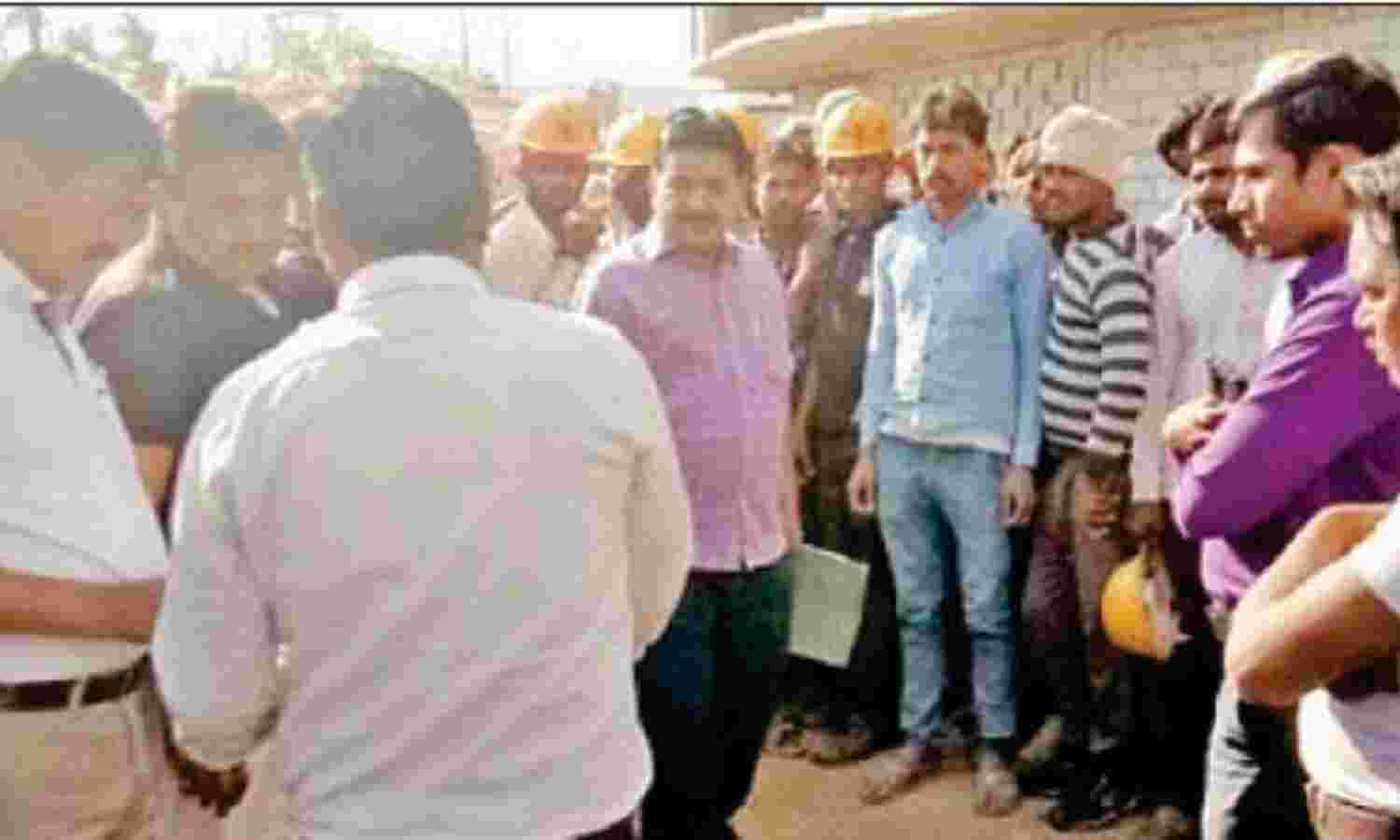 आंखों में आंसू भरकर बोले मजदूर, साहब काम बंद हुआ तो हम क्या खाएंगे ?