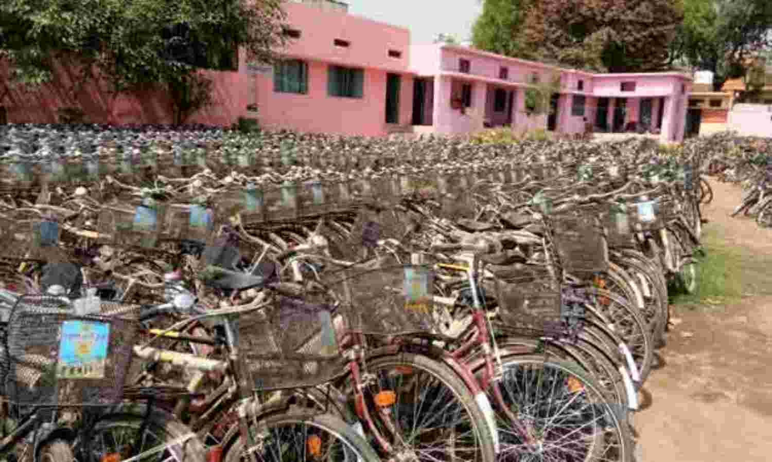 1172 साइकिलें खुले आसमान के नीचे खा रहीं धूल