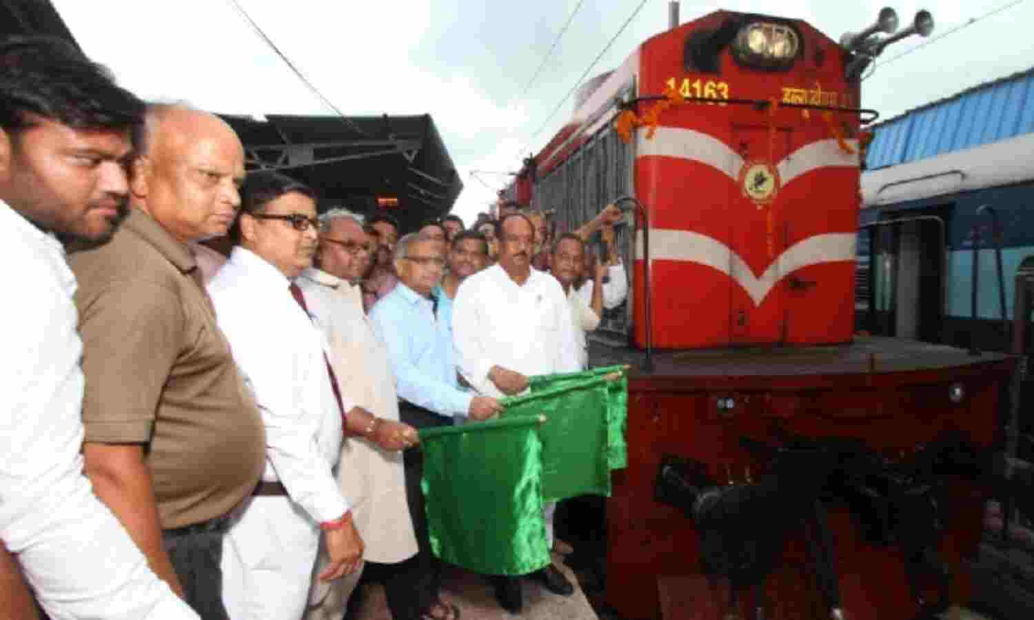 ... हरी झंडी मिलते ही चल पड़ी लिंक एक्सप्रेस