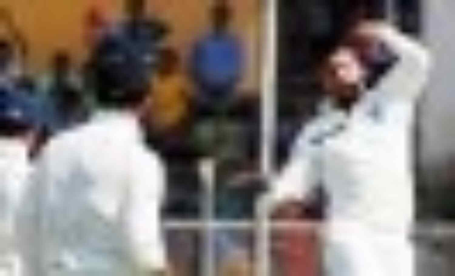 कुक, प्रायर ने इंग्लैंड को 10 रनों की दिलाई बढ़त