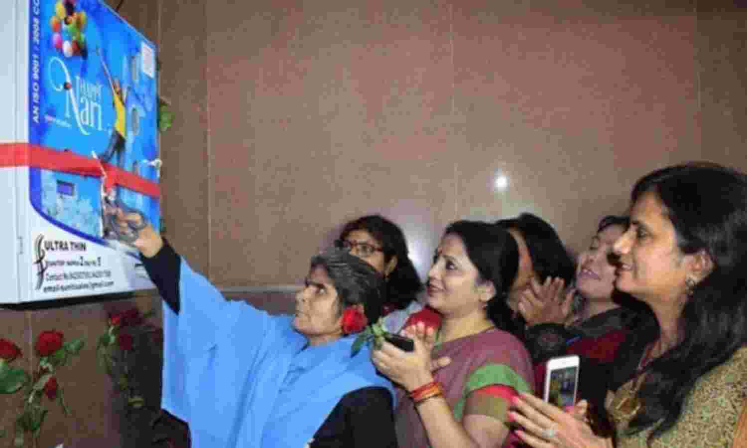 अच्छी पहल : देश के 8 हजार रेलवे स्टेशनों पर मिलेंगे बायोडिग्रेडेबल सेनिटरी पैड