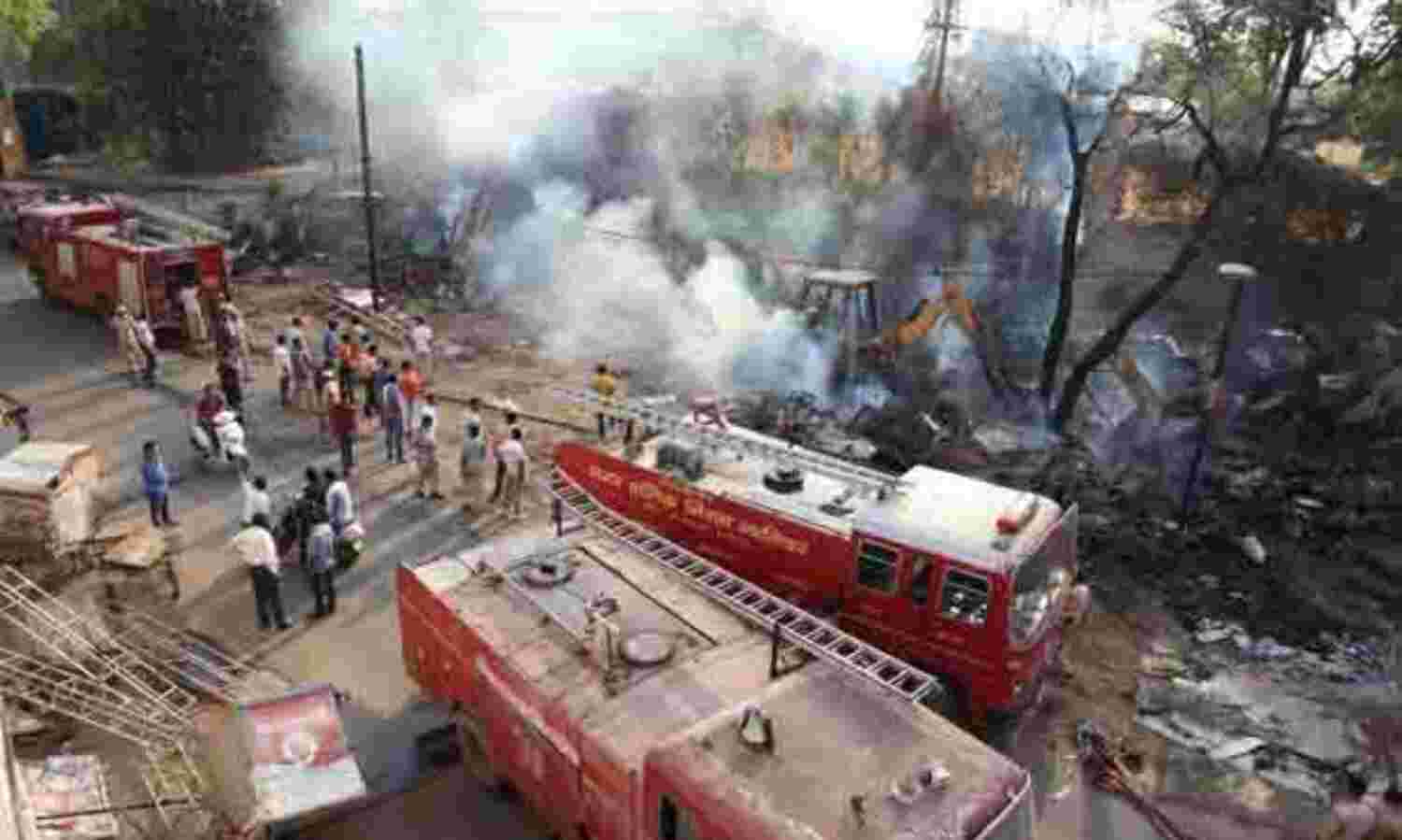 होर्डिंग हटाते ही टूटी हाईटेंशन लाइन, जब्ती का सामान खाक होर्डिंग हटाते ही टूटी हाईटेंशन लाइन, जब्ती का सामान खाक