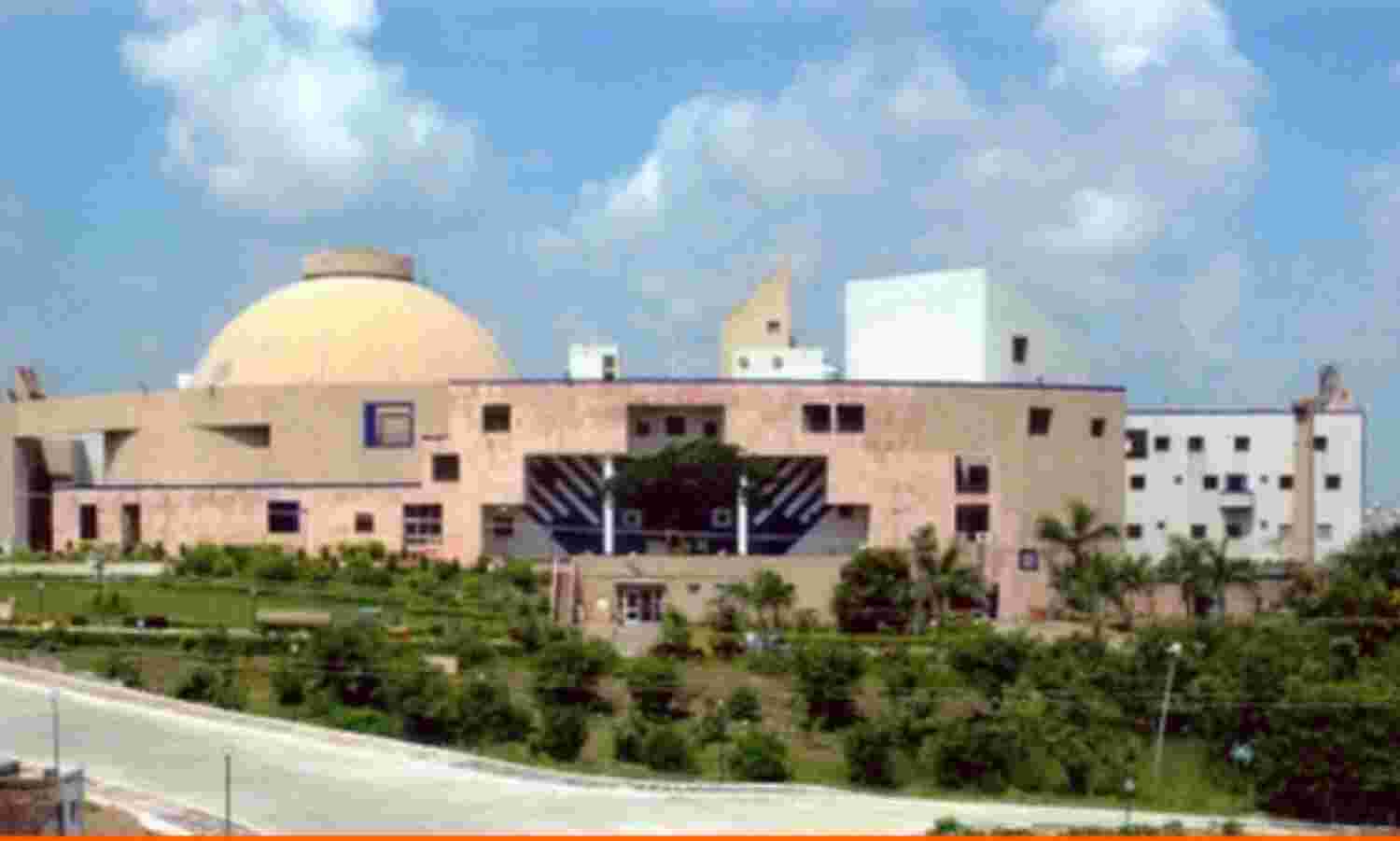 सोम डिस्टलरीज मामला : विधायक डॉ. गोविन्द सिंह ने विधानसभा  में लहराया ‘स्वदेश’, लगाए गंभीर आरोप