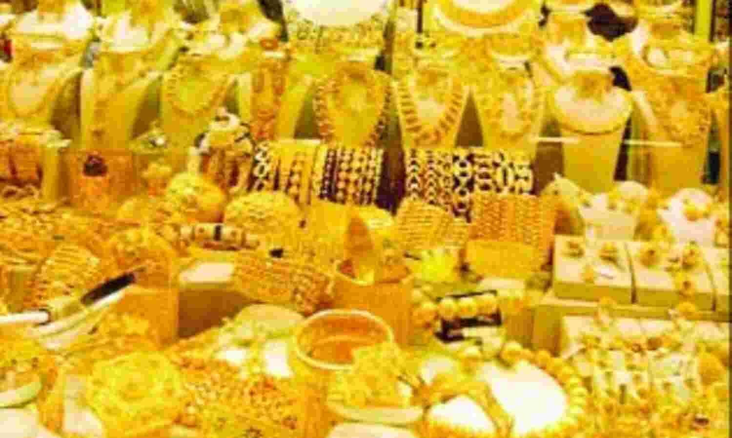 सोने की कीमतों में मामूली गिरावट चांदी चमकी