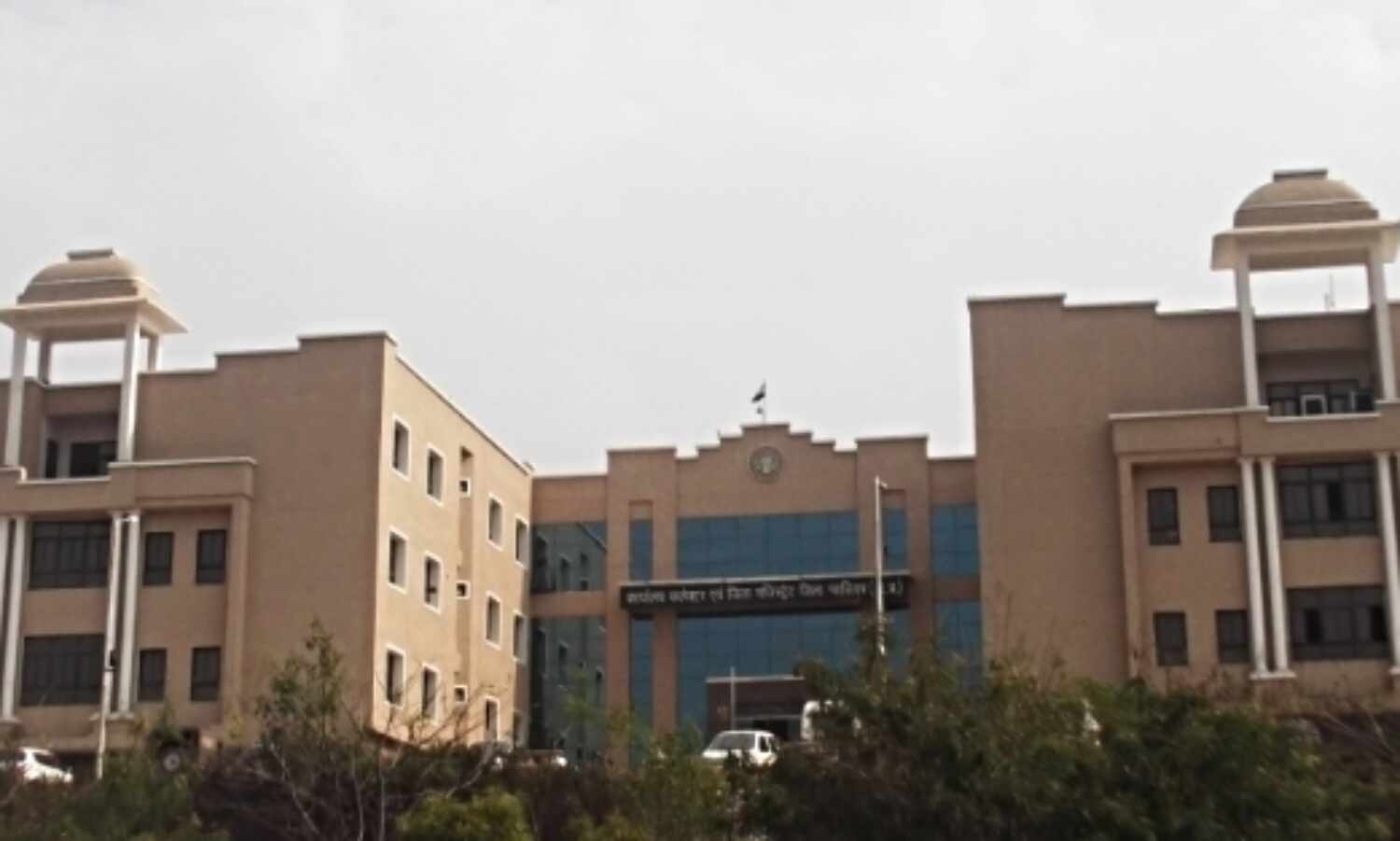 सहायक शिक्षिका पर मेहरबान अधिकारी