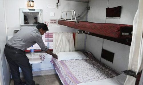 यात्री कर रहे टॉवल चोरी, अटेंडेंट के वेतन से कट रहे पैसे