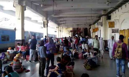 मनियां के पास चलते-चलते दो भागों में बंटी मालगाड़ी