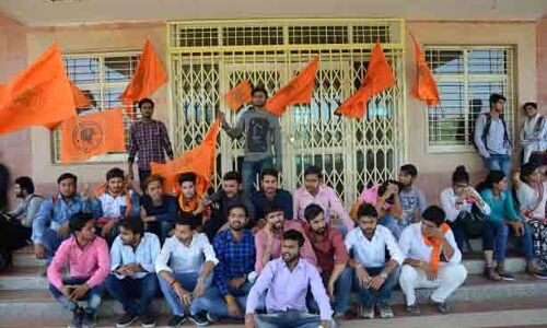 भारतमाता के चित्र को हटाने पर विवाद, अभाविप ने किया प्रदर्शन