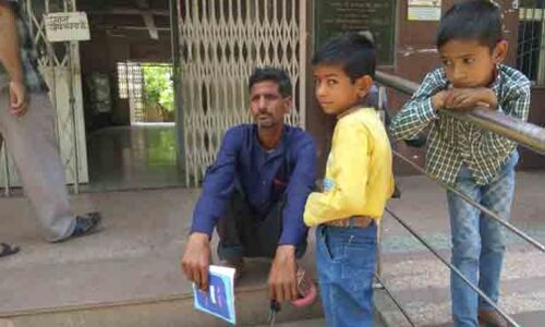 बेटों को रेबीज का इंजेक्शन लगवाने दो दिन से पिता काट रहा चक्कर