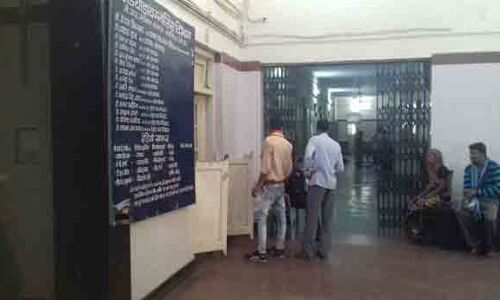 दो घंटे की ओपीडी में चिकित्सक रहे गायब