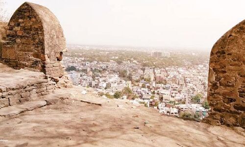 दिन भर लगा रहता है लड़के-लड़कियों का जमावड़ा