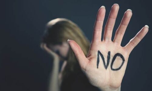 दरकते रिश्तों से खण्डित होता समाज