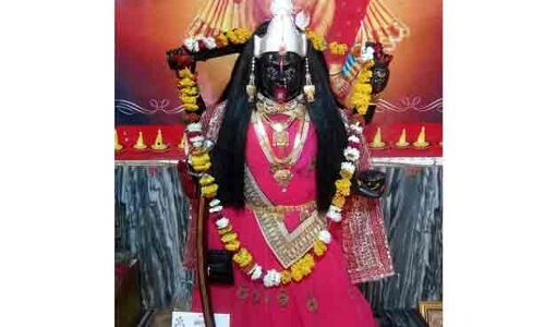तीन रूपों में दर्शन देती हैं काली माता