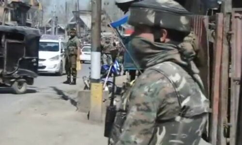 जम्मू-कश्मीर में प्रदर्शनकारियों ने सेना के जवानों पर किया पथराव