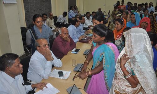 जनसुनवाई में पहुंची महिलाएं धरने पर बैठीं, निगमायुक्त ने निराकरण का भरोसा दिया