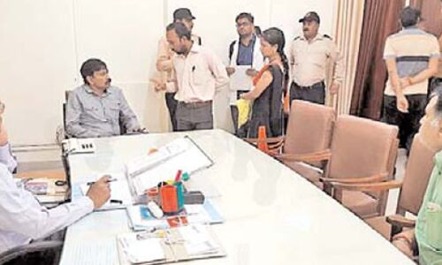 छात्र ने परीक्षा नियंत्रक को सुनार्इं खरी-खोटी