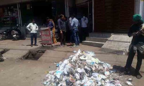 कल्पना हॉस्पीटल ने सड़क पर फेंका बायोमेडीकल वेस्ट