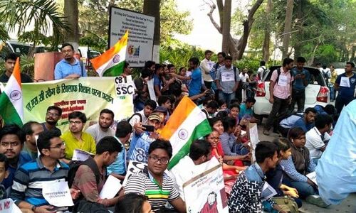 एसएससी पेपर लीक मामला : सीबीआई जांच के आश्वासन के बावजूद जारी है धरना