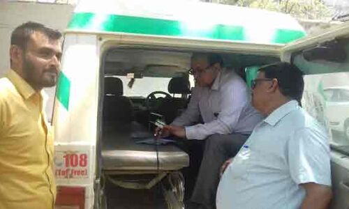 एम्बुलेंस चला रहे हो या टैंपो, सामान नहीं है फिर उपचार कैसे करते हो