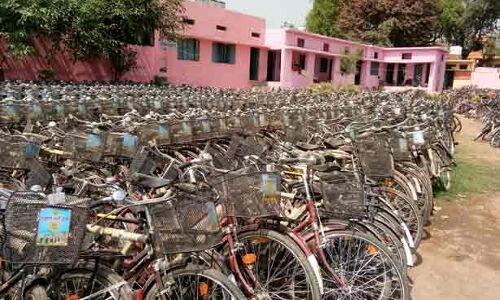 1172 साइकिलें खुले आसमान के नीचे खा रहीं धूल