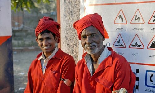 अब कुलियों के गणवेश पर होगा विज्ञापन का इस्तेमाल