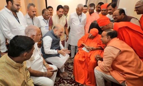 अमित शाह ने सिद्धगंगा मठ में शिवकुमार स्वामी से की मुलाकात