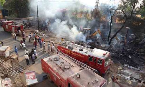 होर्डिंग हटाते ही टूटी हाईटेंशन लाइन, जब्ती का सामान खाक