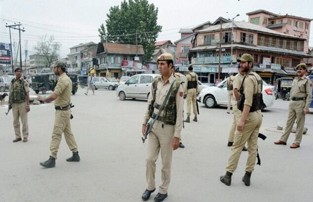 हिंसा की आशंका के मद्देनजर कश्मीर में लगा कर्फ्यू, मोबाइल सेवाएं बंद