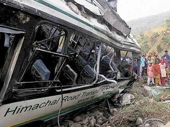 हिमाचल प्रदेश: 150 फुट गहरी खाई में गिरी बस, 8 की मौत